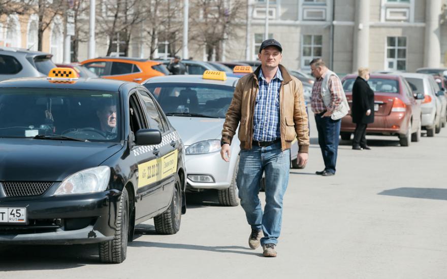 В Курганской области выдано более 2000 разрешений на такси