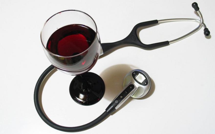 В оливковом масле и в красном вине содержится вещество, запрещающее кишечным бактериям вредить кровеносным сосудам