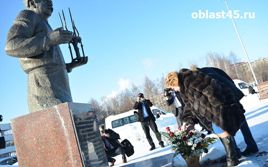 В Кургане Валентина Матвиенко возложила цветы к памятнику Илизарова
