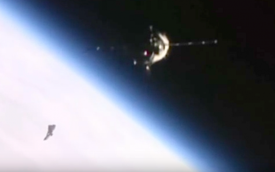 Астронавты МКС сняли неопознанный летающий объект.