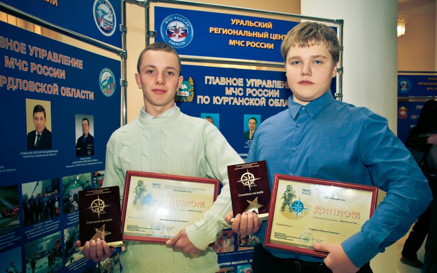 Двое юношей из Петухова получили награды за спасение тонущих детей