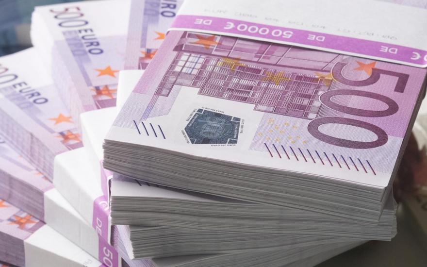 Курс евро впервые с начала июня превысил 75 рублей