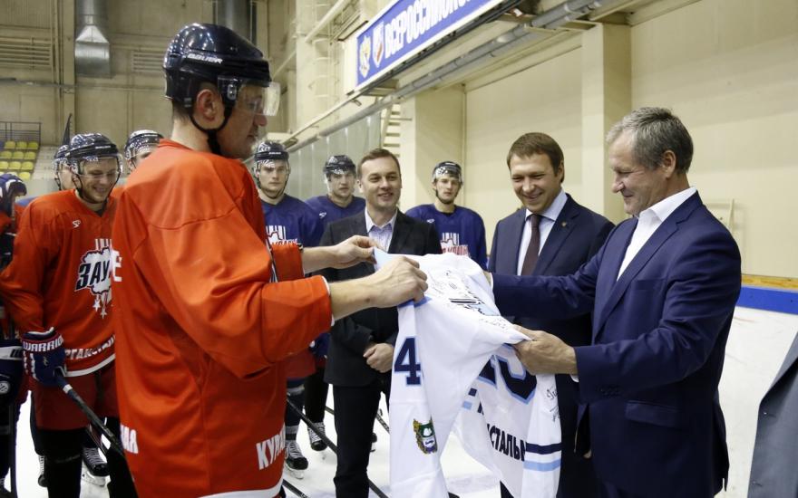 Хоккеисты «Зауралья» подарили губернатору игровую форму
