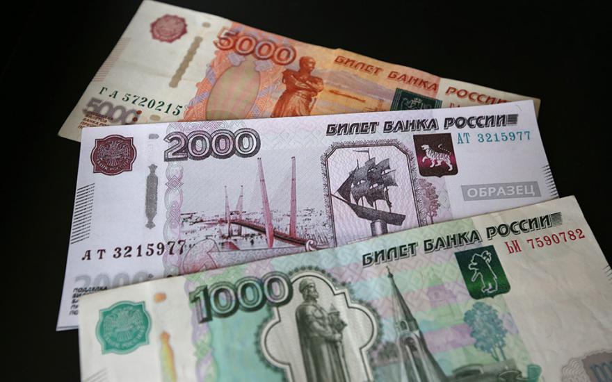 На новых банкнотах в 200 и 2000 рублей будет изображен российский герб