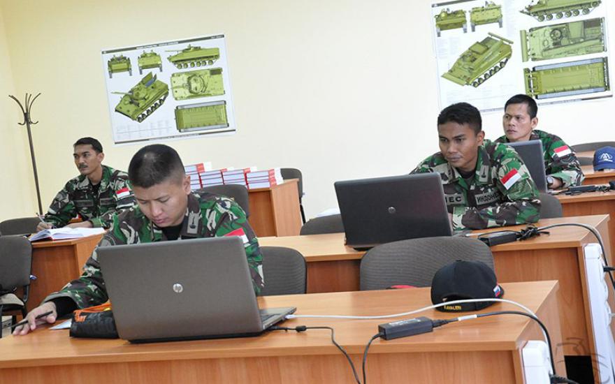 На КМЗ обучают индонезийских военных