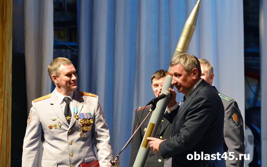 Муратов подарил полицейским ракету. Что было внутри нее?
