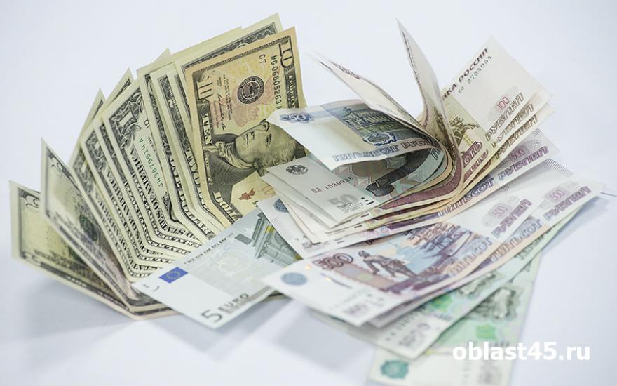Официальный курс евро на выходные вырос почти на два рубля