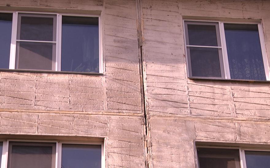 Стены промерзают и покрываются плесенью: жители одного из домов в Кургане жалуются на бездействие управкомпании.