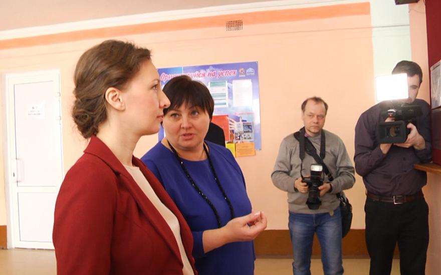 «Конфликты в школе не должны оставаться слезами в подушку»: Анна Кузнецова в Шадринске разбирается в ситуации со стрельбой.