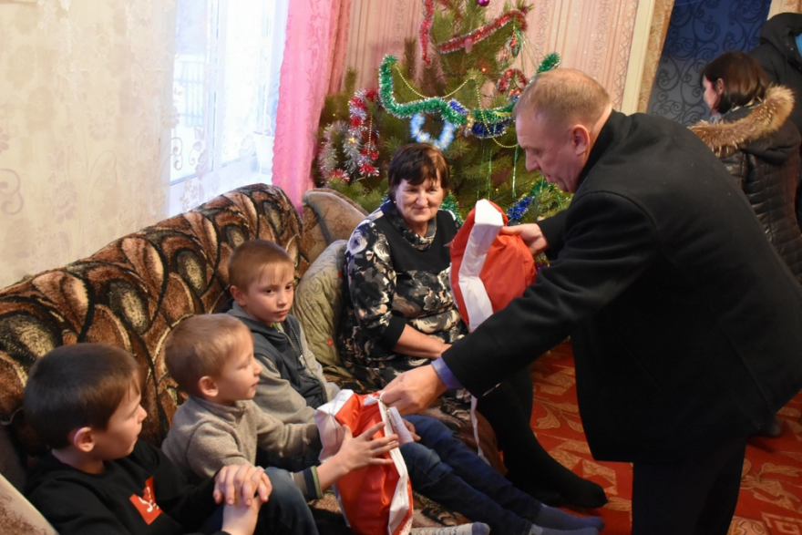 Депутаты Зауралья поздравили с наступающим Новым годом многодетные семьи и учеников школы искусств 