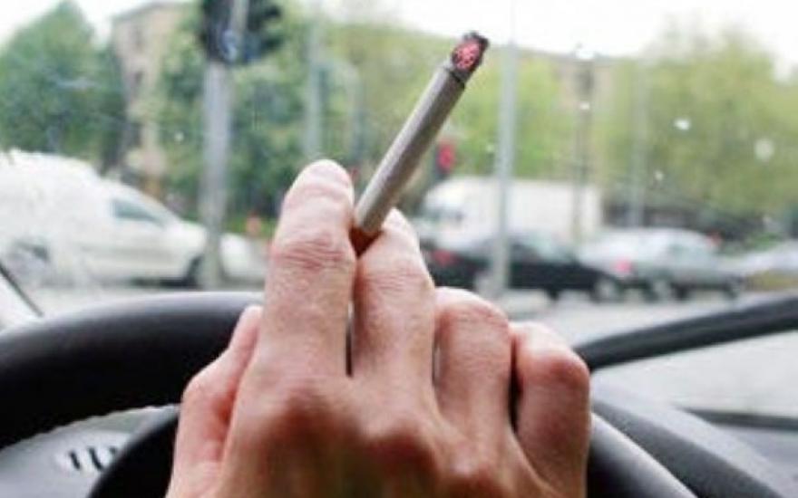 Россиянам хотят запретить курение в машине при детях