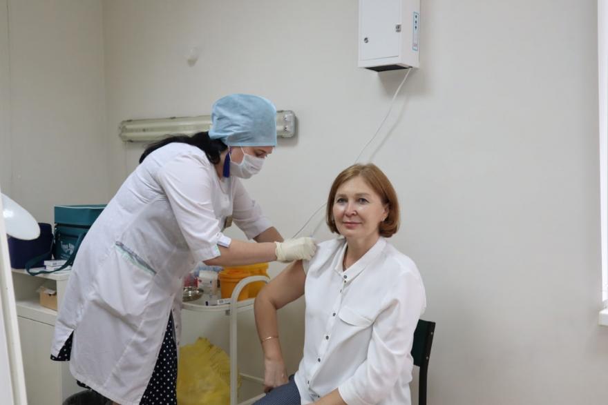 Заместитель губернатора Курганской области поставила прививку от коронавируса 