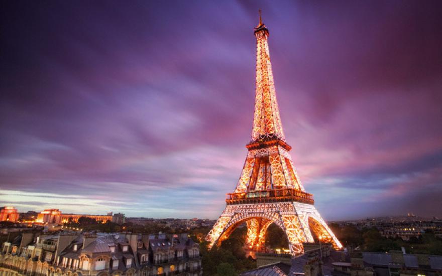  Главный символ Парижа празднует день рождения