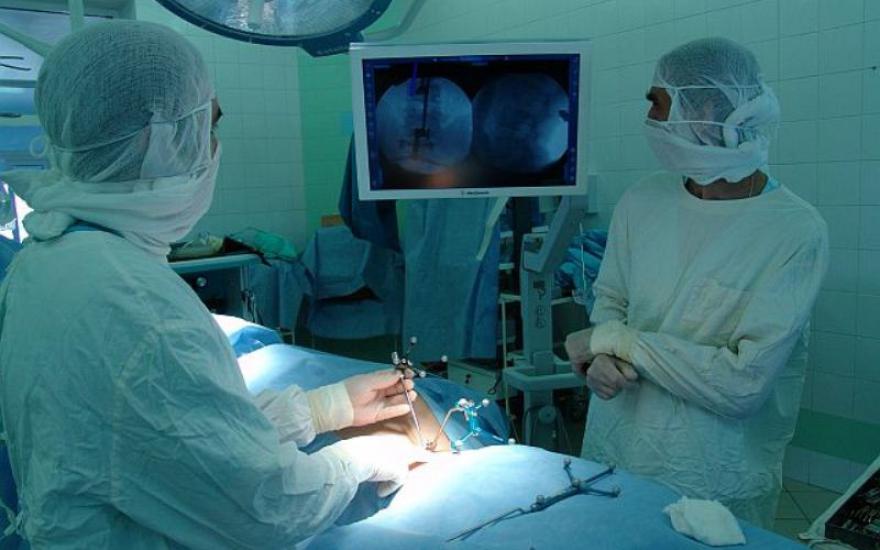 Курганский нейрохирург провел уникальную высокотехнологичную операцию в Тюмени