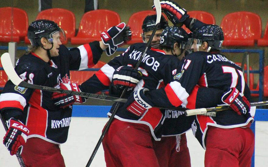 Зауральские хоккеисты на своем льду обыграли дебютанта ВХЛ