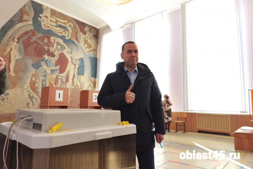 Курганский губернатор Шумков проголосовал на выборах президента страны