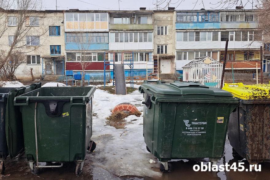 Кетовский двор делит детскую площадку с мусорными баками