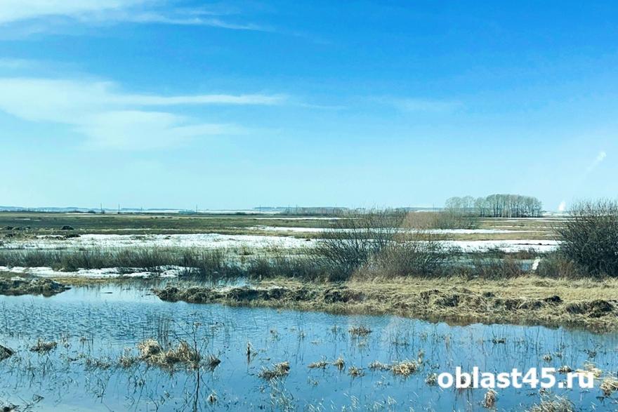 В Белозерском округе Зауралья талая вода с полей подходит к трассе