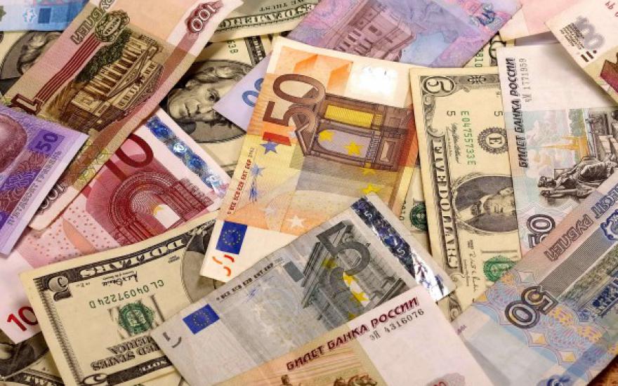 В начале новой недели курсы мировых валют выросли