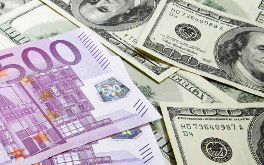 Курс евро и доллара в первый российский рабочий день 2015 года вырос