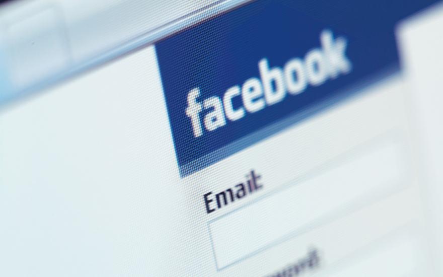 Facebook и Instagram возобновили работу. Причины глобального сбоя выясняются