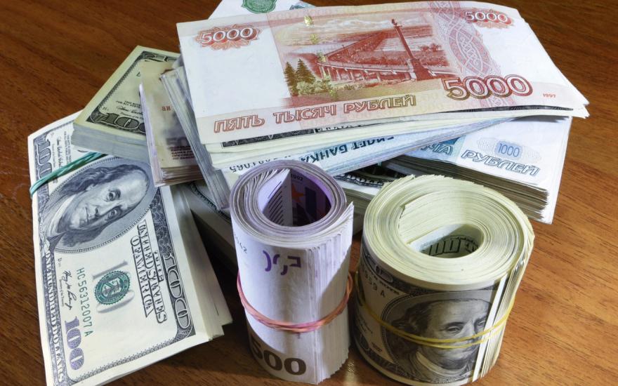 Курс доллара упал ниже 65 рублей, евро опустился до 74 руб.