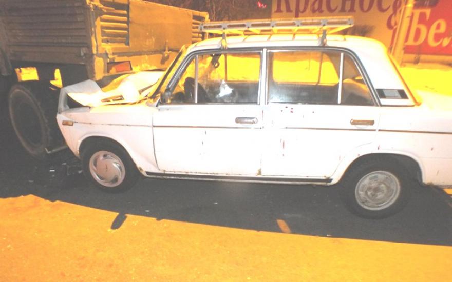 ДТП в Кургане: водитель легковушки отвлёкся и врезался в прицеп КАМАЗа