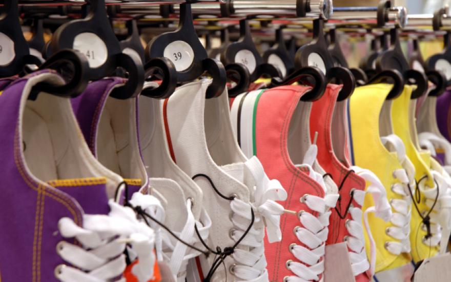Не до нарядов: российские продавцы обуви и одежды делают ставку на "ширпотреб"