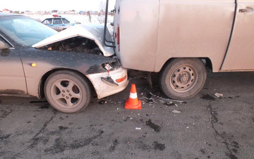 ДТП в Кургане: иномарка врезалась в УАЗ. Пострадала виновница аварии