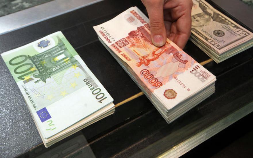 Курс доллара на Московской бирже приблизился к 56 руб, а евро опустился ниже 62 рублей