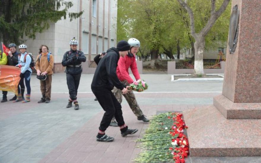 Дорогой памяти: курганские велосипедисты побывали на родине Героя Советского Союза