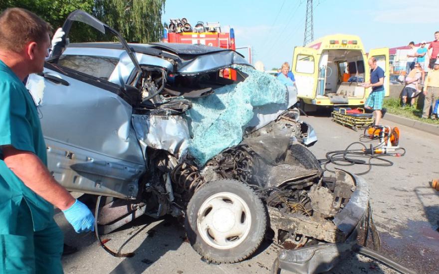 В Кургане водитель иномарки погиб от столкновения с автобусом