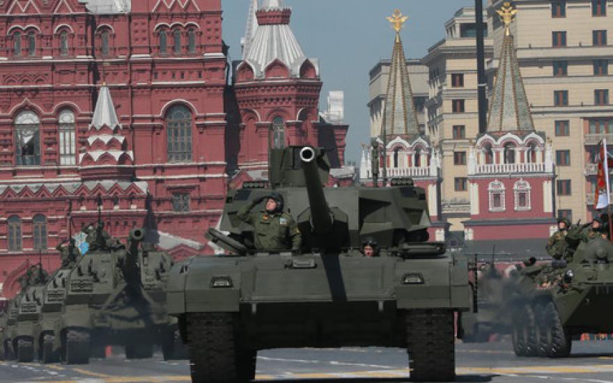 Жители России поддержали укрепление обороны в ущерб экономике