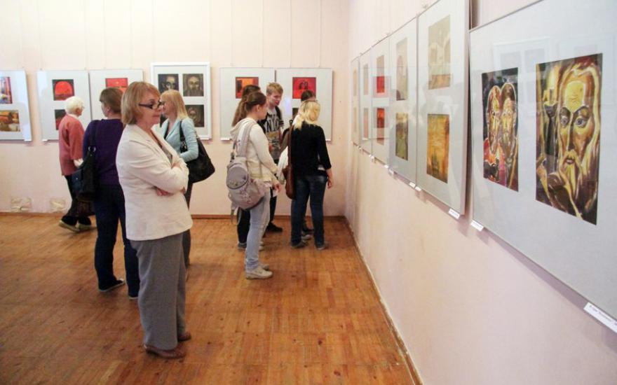 Акварель, пастель и карандаш: в Кургане открылась выставка чебаркульского художника