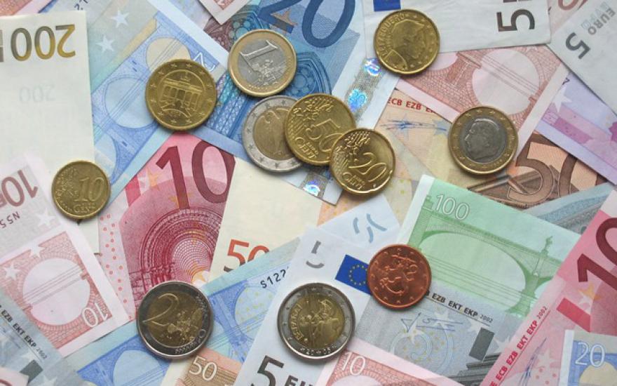 Курс евро впервые с февраля вырос выше 70 рублей