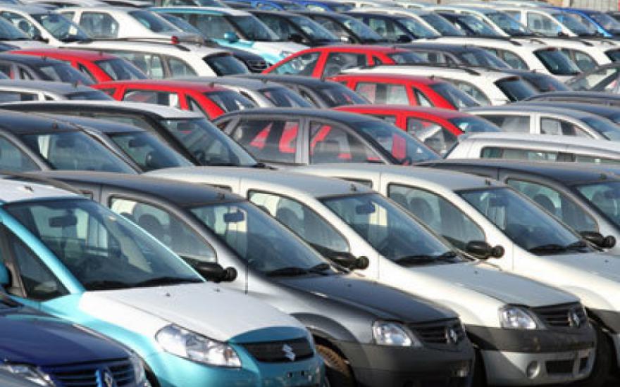 Продажи подержанных легковых машин в России упали