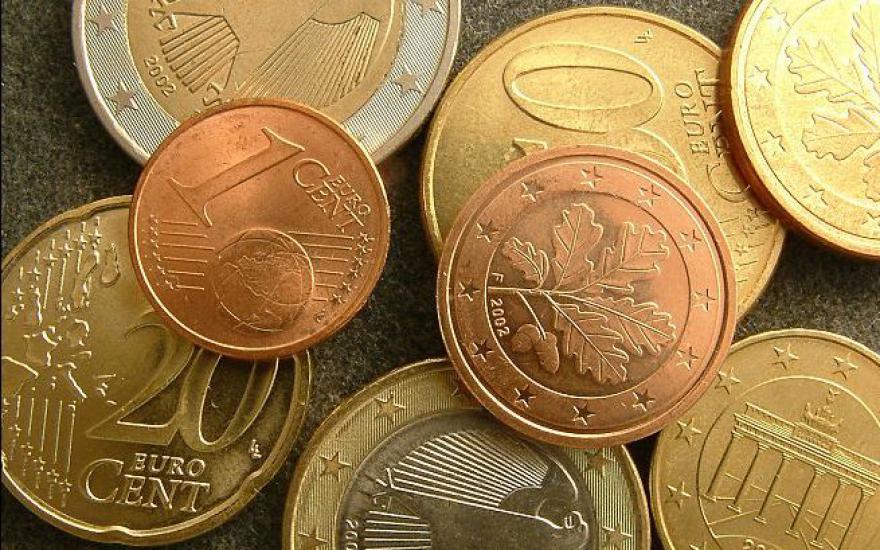 Курс евро впервые с начала сентября опустился ниже 73 рублей