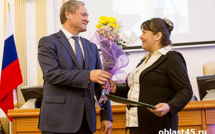 Курганским учителям вручили 200 тысяч рублей