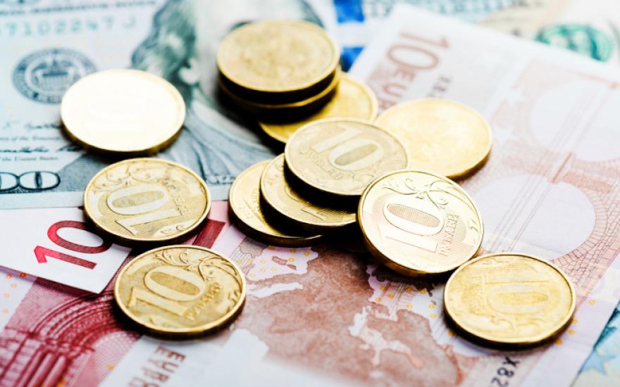 Банк России повысил курсы валют на выходные