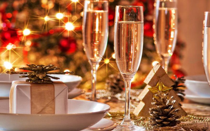 Россияне сократят расходы на новогодние подарки и праздничные деликатесы