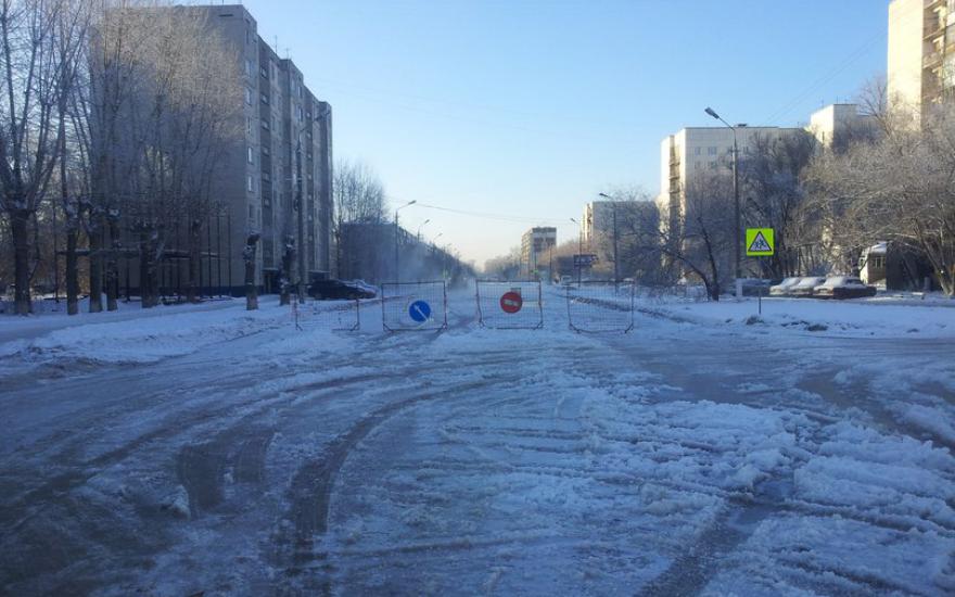Улицу Дзержинского затопило. Жилые дома, детсады и школы остались без воды