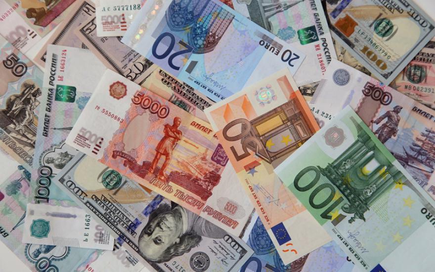 Официальный курс евро на выходные упал на 25 копеек