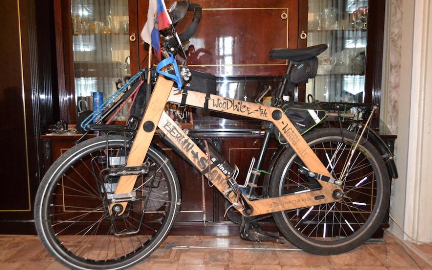 Курганцы починили ограбленному немцу велосипед