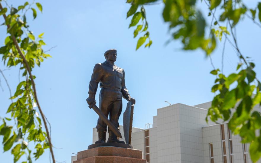 В Кургане открыли памятник погибшим полицейским