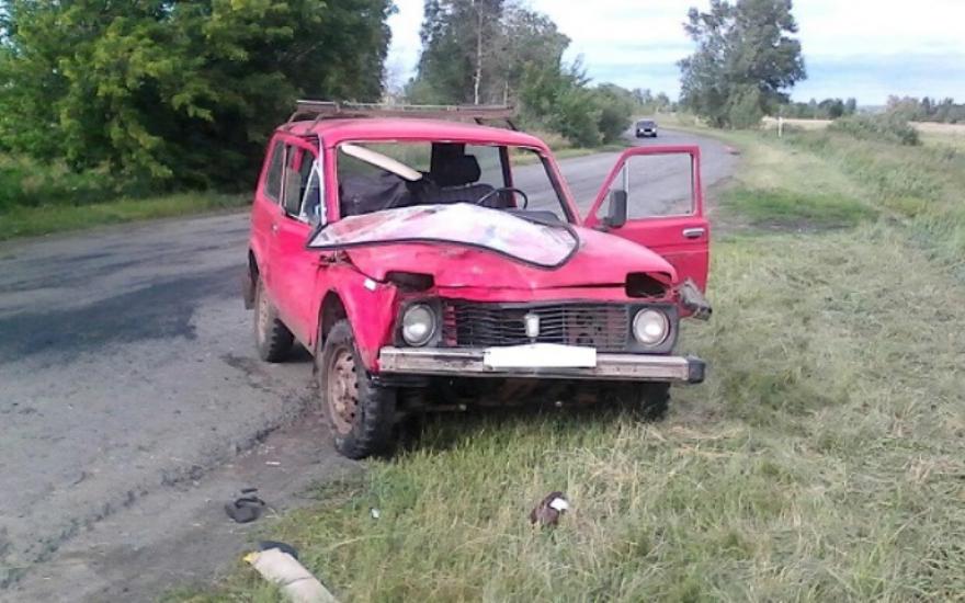 ДТП в Зауралье: водитель ВАЗ столкнулся с трактором и попал в больницу