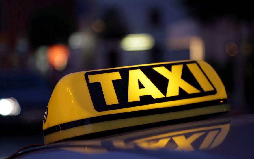 В Курганской области таксисты с 13 июля будут получать разрешения на перевозки в МФЦ