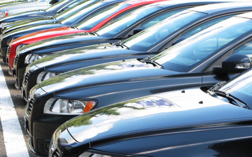 В России за шесть месяцев продажи легковых машин сократились на 14,1%