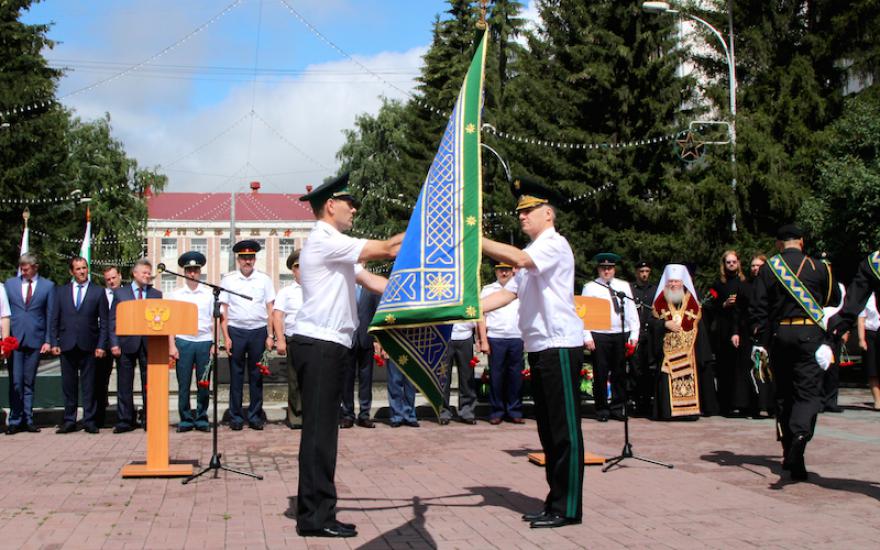 Главный судебный пристав России вручил знамя курганским коллегам и обещал помочь чемпионке