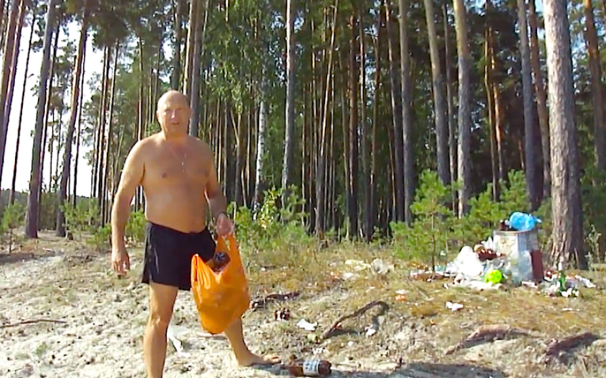 «Где живем, там и…!» Юрий Гальцев убирает мусор на Голубых озерах.