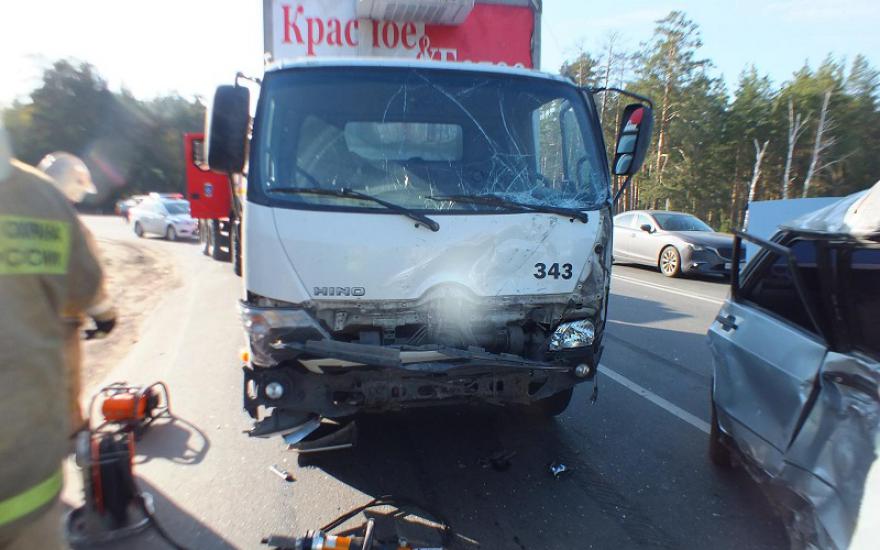 В Кургане грузовик врезался в легковушку. Пострадали два человека